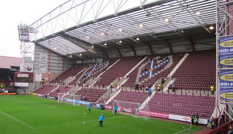 Innenansicht des Tynecastle Park in Edinburgh, Heimstadion des Heart of Midlothian FC, mit Blick auf Spielfeld und Tribünen.