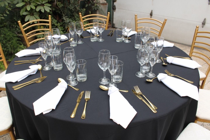Alquiler de mesas con mantel y sillas