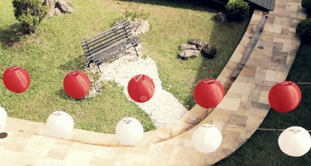Vista aérea do jardim japonês do Kaizen decorado com lanternas vermelhas e brancas