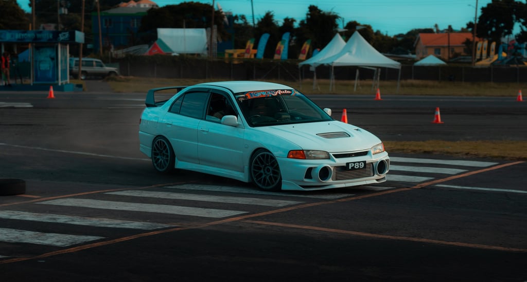 white mitsubishi evo 5 autocross