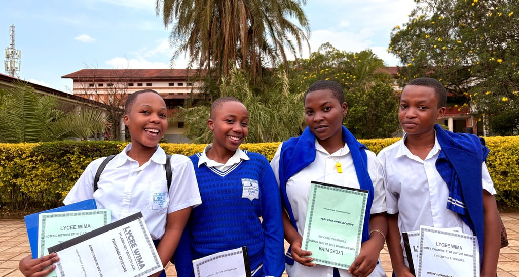 élèves dans la cour intérieure du lycée wima, Octobre 2025