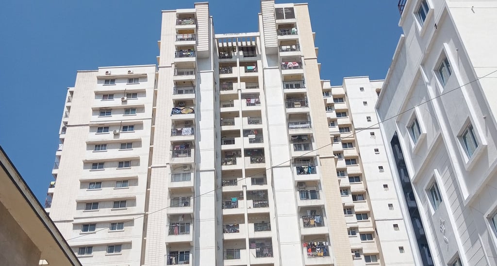 sturdy pigeon net securely installed over an apartment duct in Malabar Hill.