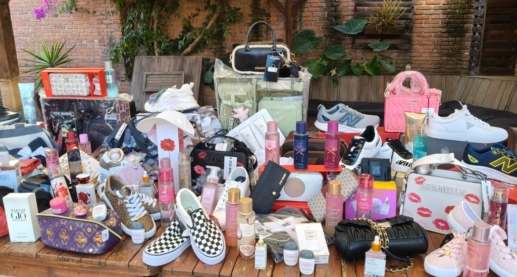 Exhibición de perfumes de diseñador, tenis de marca y bolsos de lujo Pinkie Dream Boutique