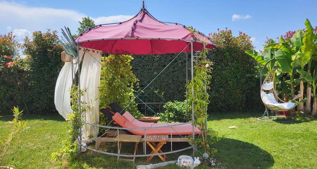 pergola repos se ressourcer au bord de la piscine
