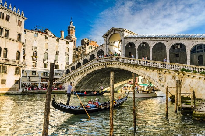 Ponte di Rialto (Rialto Bridge) venice italy