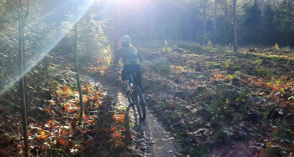 a women riding her mountainbike in winter
