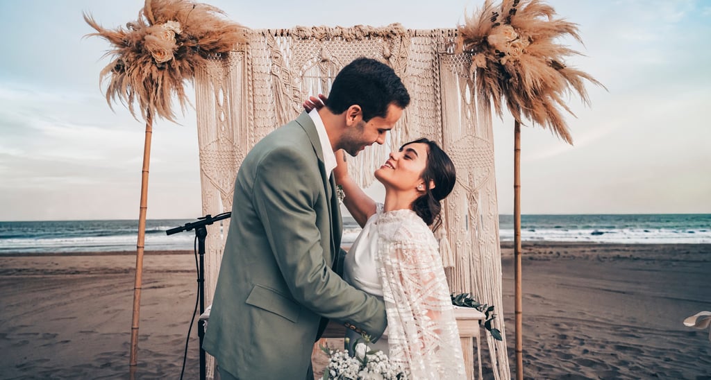 Pareja besándose en ceremonia, boda en Pinamar, cobertura fotográfica Jaime Guarro