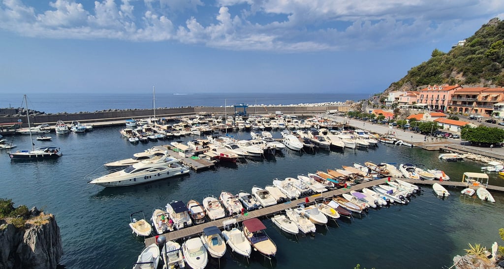 Yacht di lusso e motoscafi ormeggiati nel pittoresco porto di Maratea