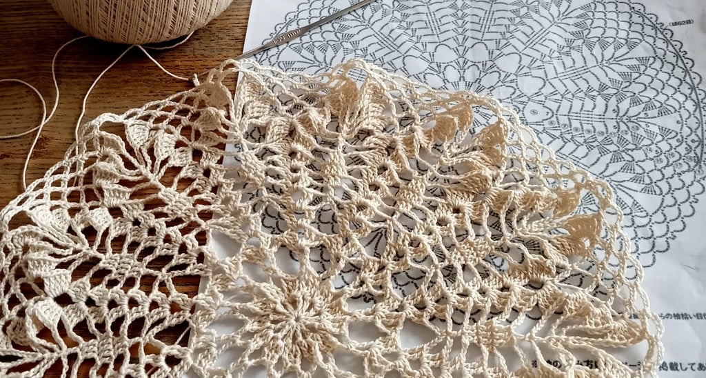 napperon dentelle crochet posé sur un feuille et une table en bois
