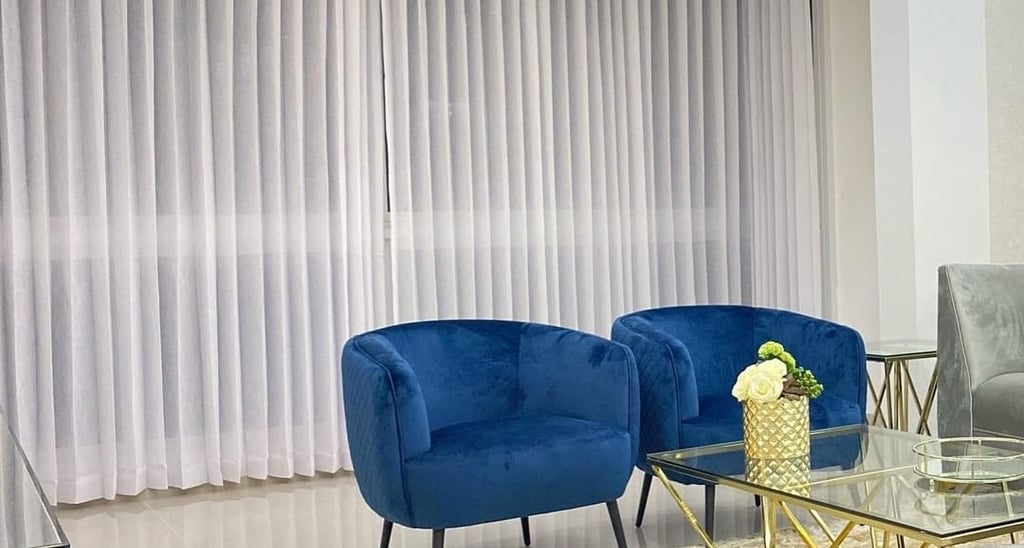 A Brise Cortinas e Persianas é especialista em cortinas sob medida, persianas modernas, rolos e blac