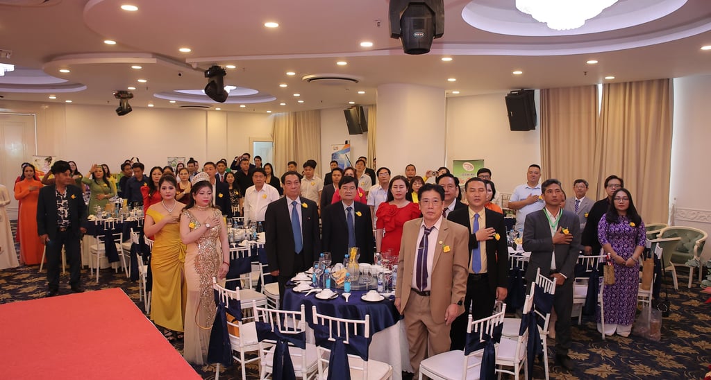 Các đại biểu thực hiện nghi lễ chào cờ