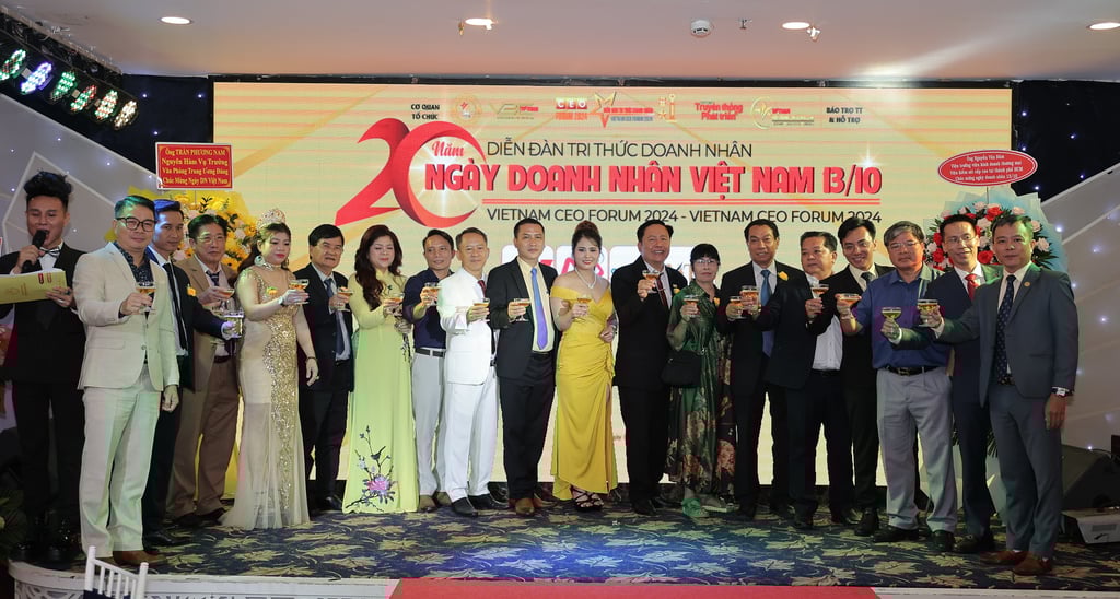 Các đại biểu doanh nhân chúc mừng 20 ngày doanh nhân Việt Nam