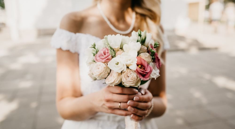 Vestuvių fotosesija, nuotakos puokštė. a woman in a white dress holding a bouquet