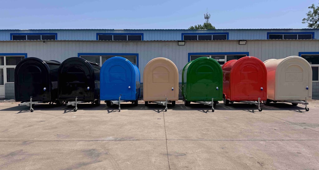 Gamme complète de foodtrucks demi-ronds TF-DM Classic certifiés Vincotte, présentés en différentes couleurs RAL disponibles s