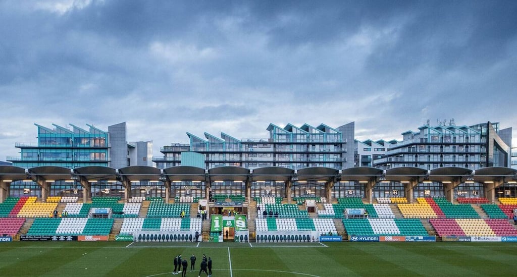 Luftaufnahme des Tallaght Stadium in Dublin – moderne Fußballarena der Shamrock Rovers, umgeben von Stadtlandschaft und grüne