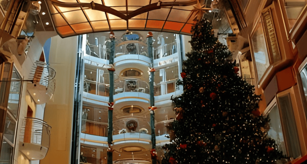 linda decoração natalina do navio de cruzeiro no grand lobby
