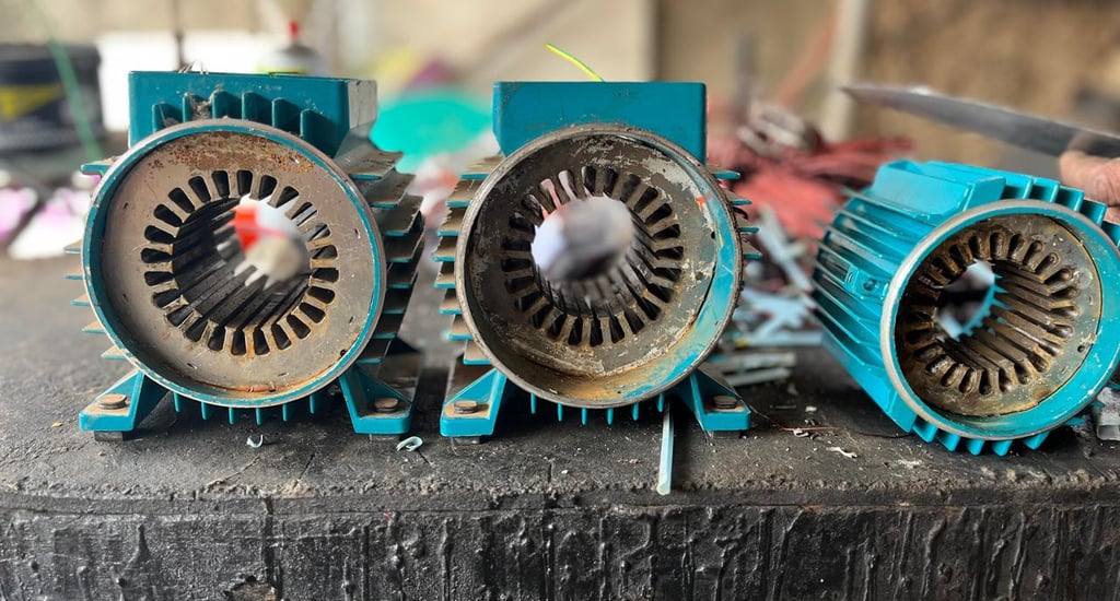 tres motores elétricos abertos e limpo, prontos para serem reboninados