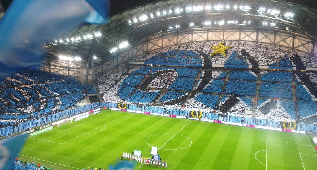 Stadionszene: OM-Anhänger in der Kurve mit Schals und Bannern während des Spiels