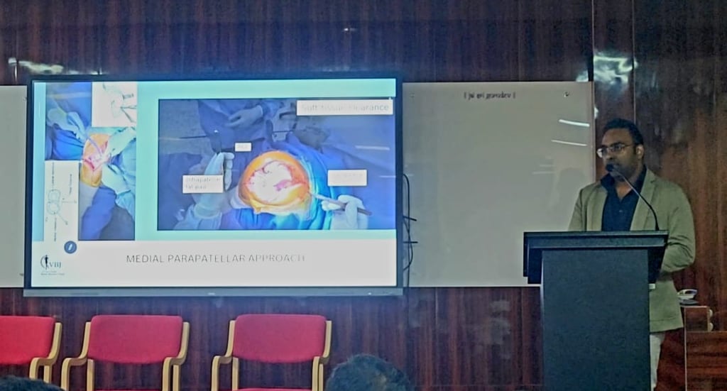 Dr Vijay Chandar giving a lecture on Surgical Procedure of Total knee replacement