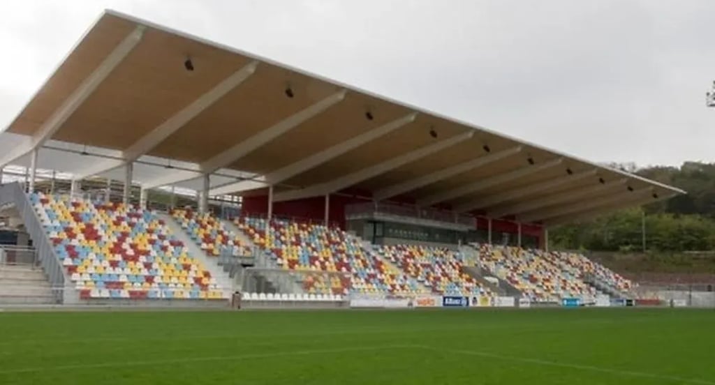 Stade Municipal de Differdange während eines Spiels des FC Differdingen 03