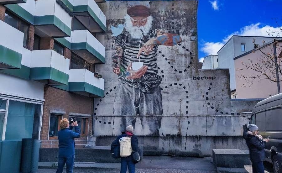 Alternative tour in Hamburg with Innerfields mural, Alternative Street Art Tour in Hamburg mit Wandbild von Innerfields