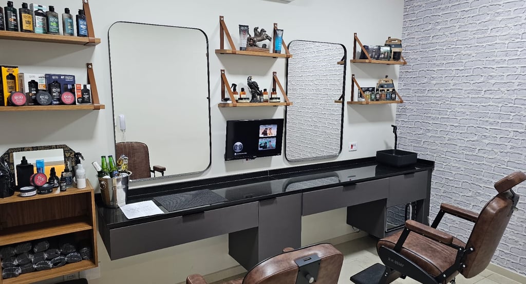 Barbearia sofisticada com bancada e cadeiras de barbearia, produtos de beleza masculinos. Ambiente claro e iluminado, limpo e