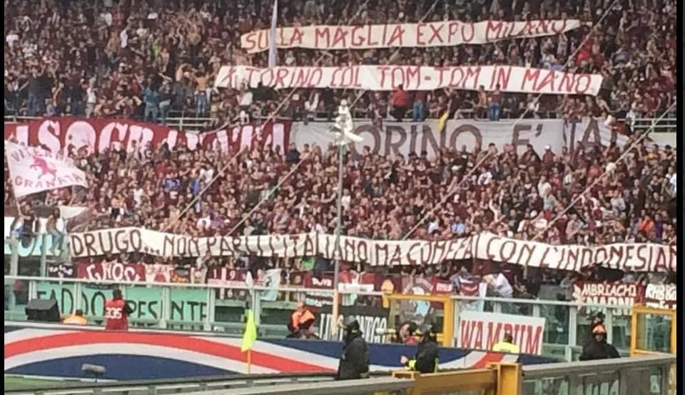 Fans von Torino FC im Derby della Mole gegen Juventus im Stadion