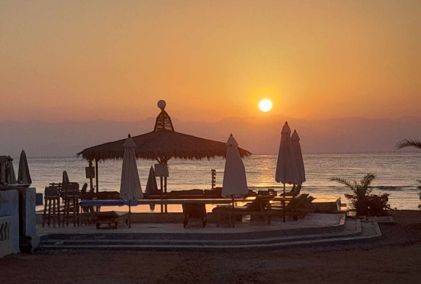 Zonsopgang vanaf het zwembad met uitzicht op zee in Egypte