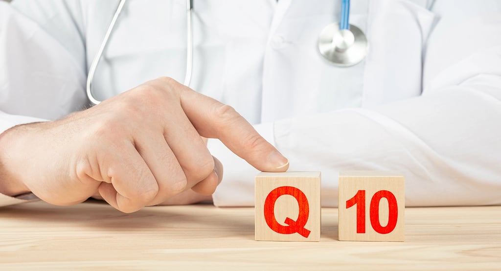 Doctor señalando dos cubos de madera