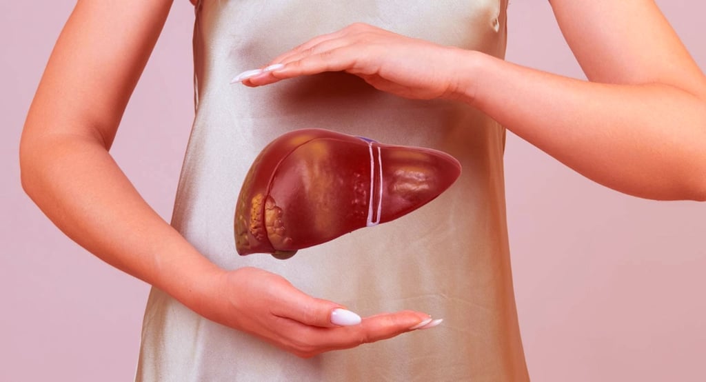 Mujer con la representación de un hígado graso entre sus manos