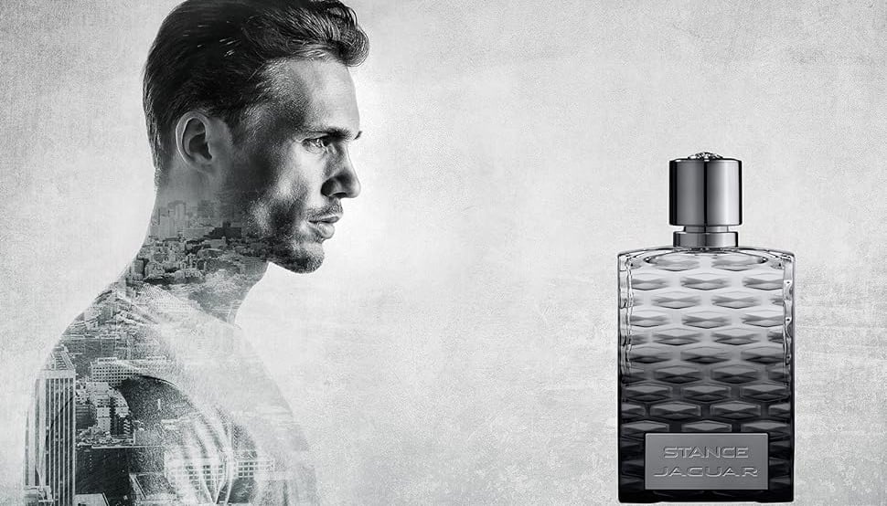 homme de profil avec flacon de parfum