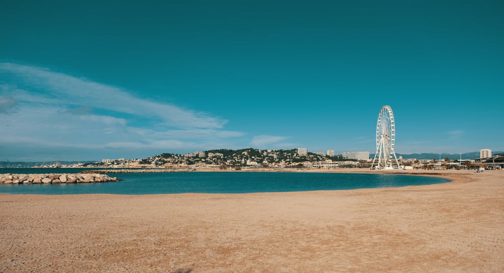 Plage Marseille grande roue ciel bleu
