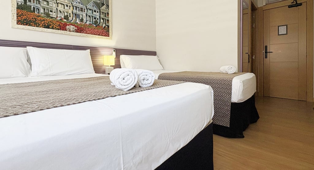 Habitación triple con dos camas en Berceo Rooms, Logroño