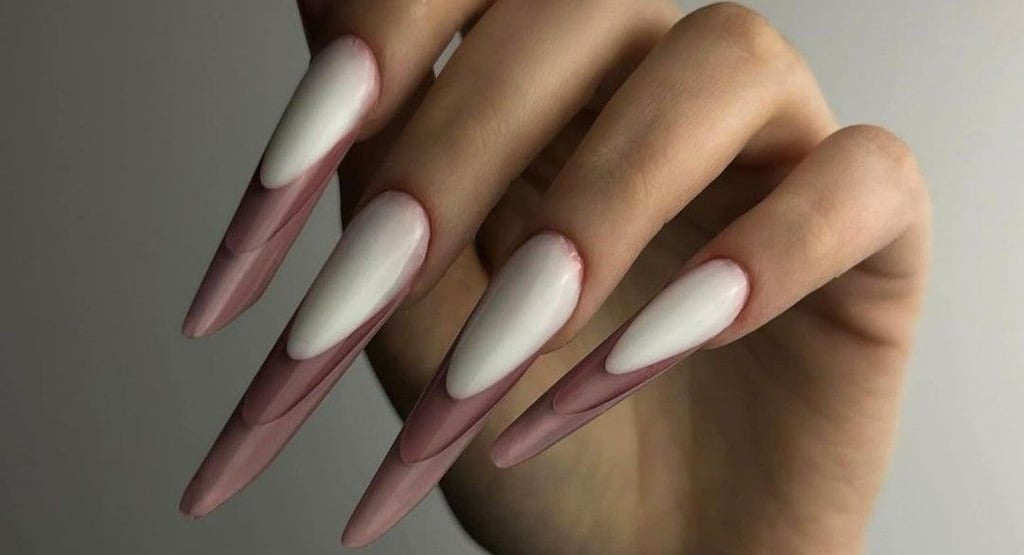 unghie lunghe forma mandorla russa beige e bianco latte 