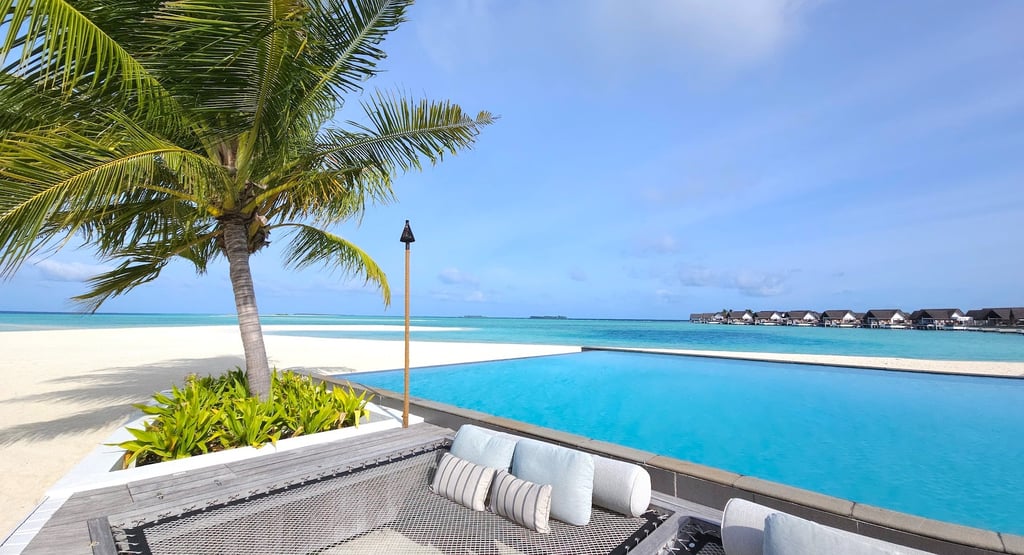 four seasons landaa giraavaru maldives main pool