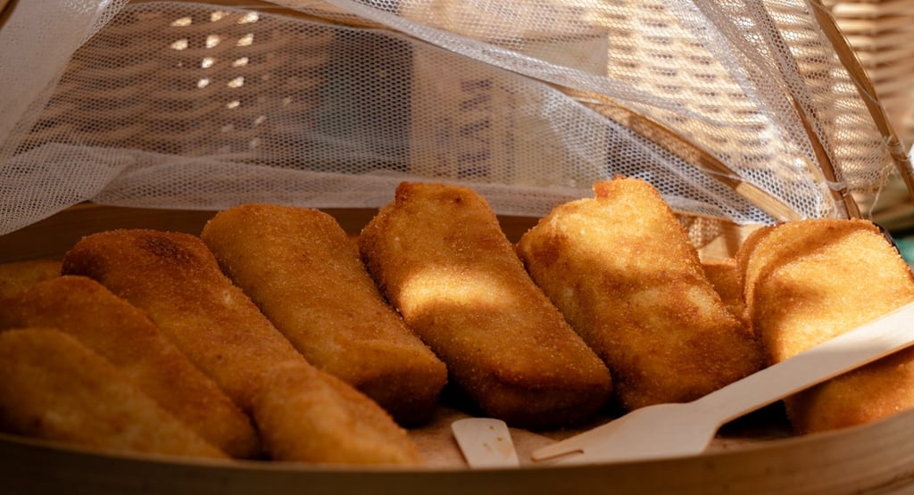 Traditionelle indonesische Snacks in einem Bambuskorb fotografiert