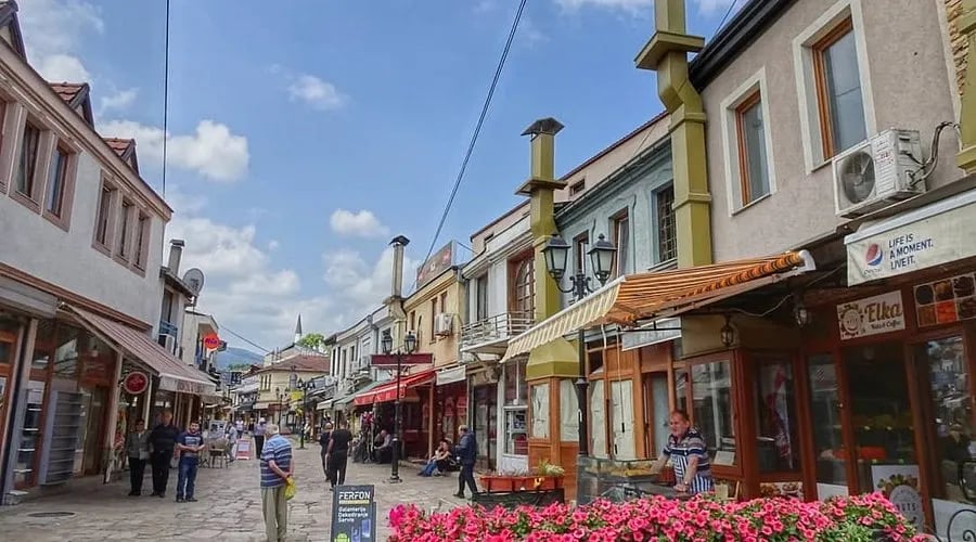 Die Stadt Skopje, Heimat von FK Vardar, mit ihren Sehenswürdigkeiten und lebendiger Kultur