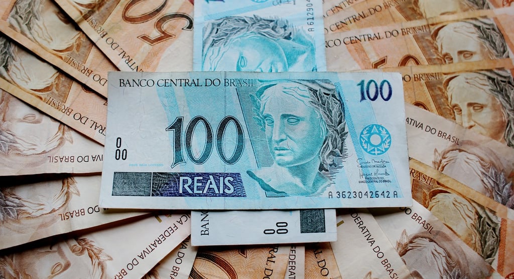 dinheiro espalhado  reais 