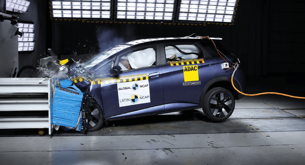 BYD Dolphin Plus durante teste de colisão frontal no laboratório do Latin NCAP.