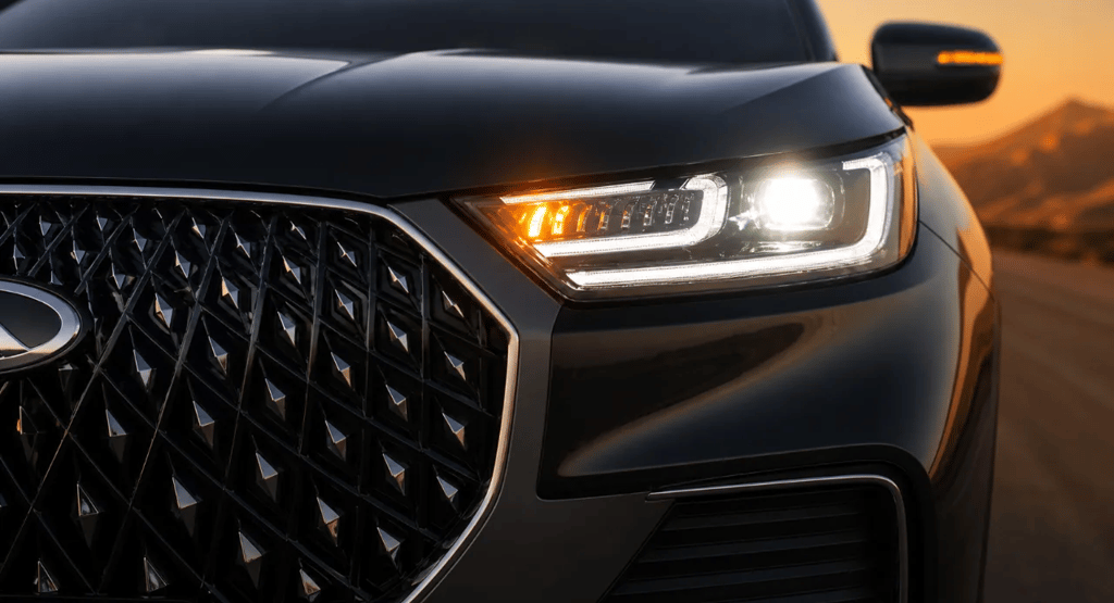 carro chery com foco no farol e design moderno unindo durabilidade toyota e tecnologia tesla