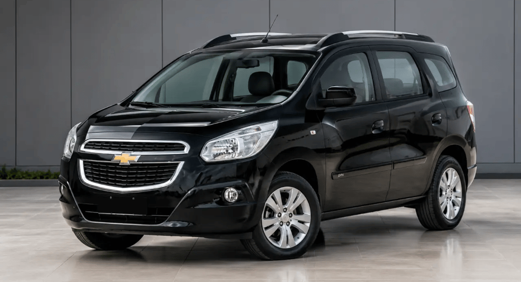 Chevrolet Spin LTZ preta vista de frente em showroom externo com fundo neutro