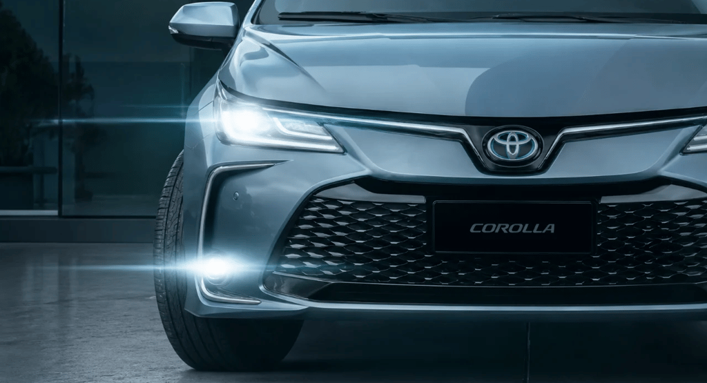 Toyota Corolla em destaque na comparação entre versões Flex e Híbrida