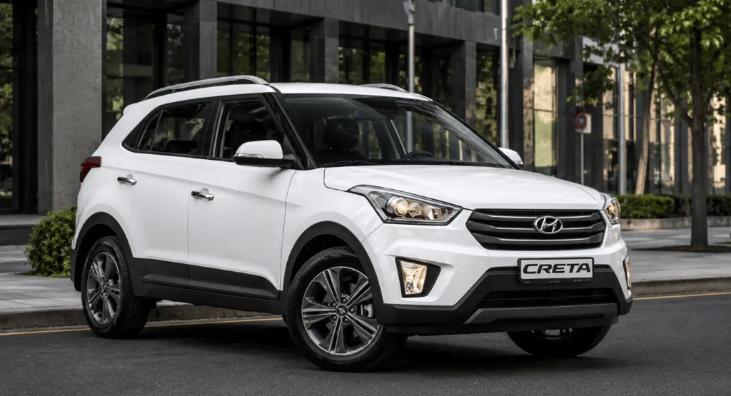 Hyundai Creta 2017 branco estacionado em uma rua urbana