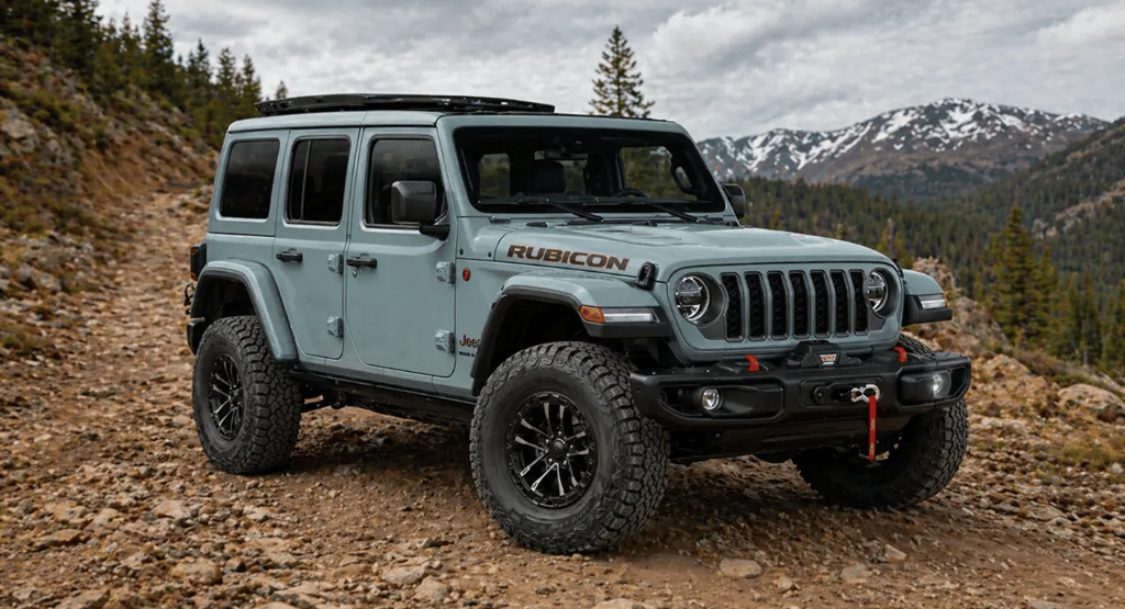 Jeep Rubicon em trilha com pintura fosca e visual robusto off road