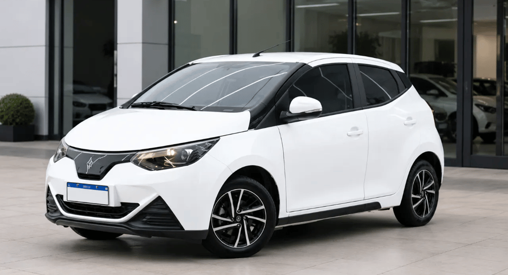 JMEV Emova Easy branco em showroom externo moderno