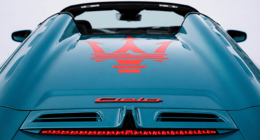 Maserati 100 anos detalhe traseiro com logo Tridente em destaque no Cielo