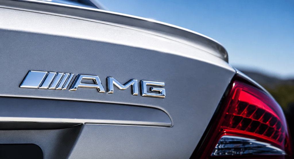 Logo AMG em Mercedes esportiva usada com visual premium e traseira iluminada