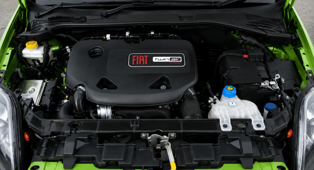 Motor Fiat TwinAir turbo de 2 cilindros instalado no cofre do Fiat 500