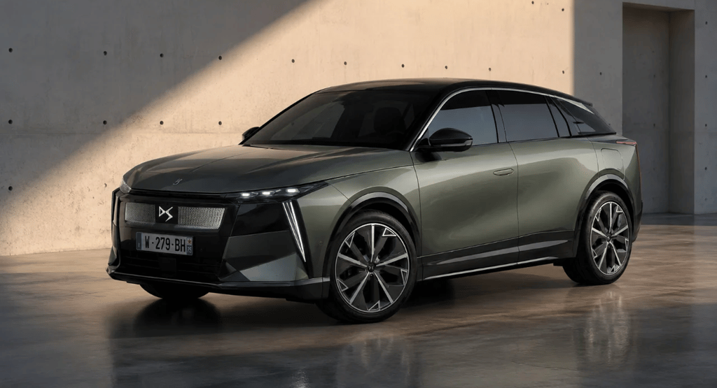 Novo DS 7 elétrico em cenário moderno destacando design premium e visual futurista