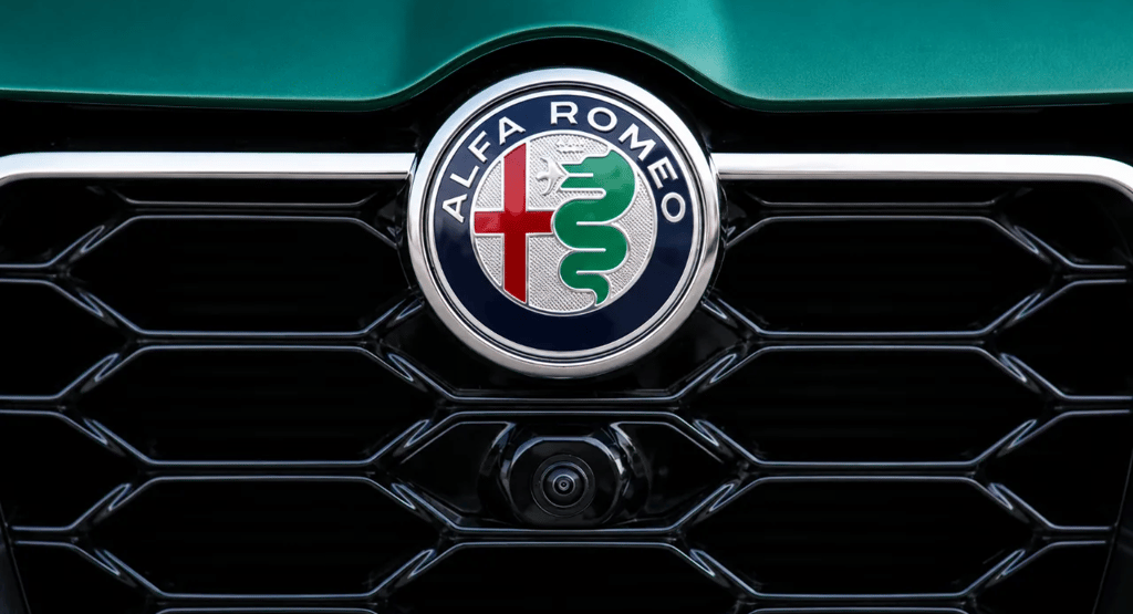 Logo da Alfa Romeo em carro esportivo após parceria anunciada com a Maserati.